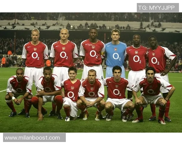 维尼修斯在阿森纳基地训练期间与枪手青训小将亲密合影留念